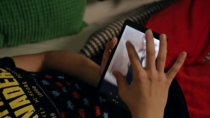 Samko si prezerá zaujímavé fotky žien v bikinách